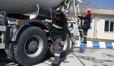 Kahramanmaraş’ta Kadınlar Beton Mikserleriyle Deprem Konutlarına Katkı Sunuyor