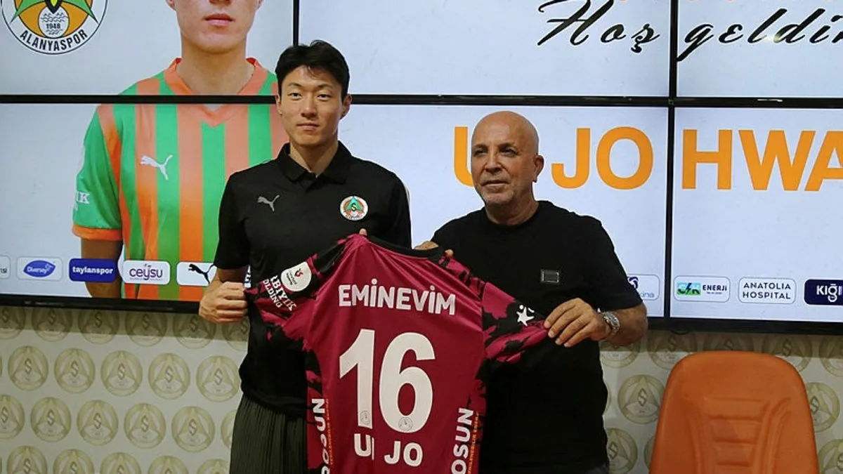 Alanyaspor yeni transferi Ui-jo Hwang için imza töreni düzenledi