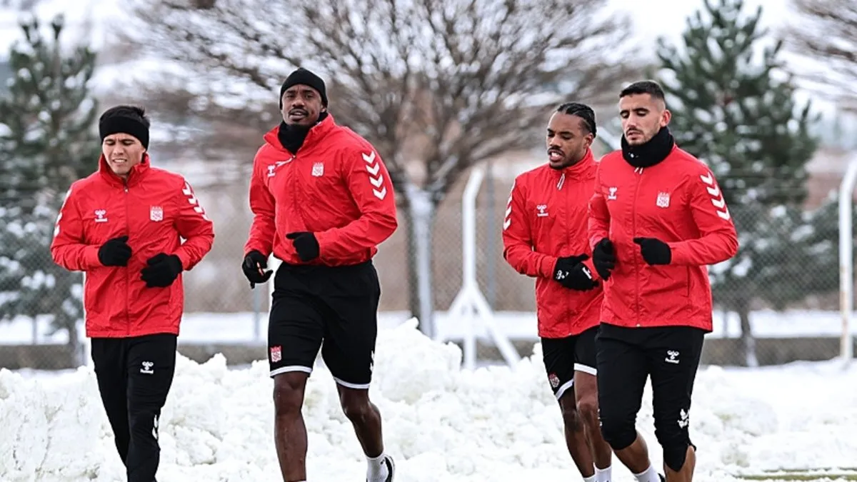 Sivasspor, kar altında çalıştı!