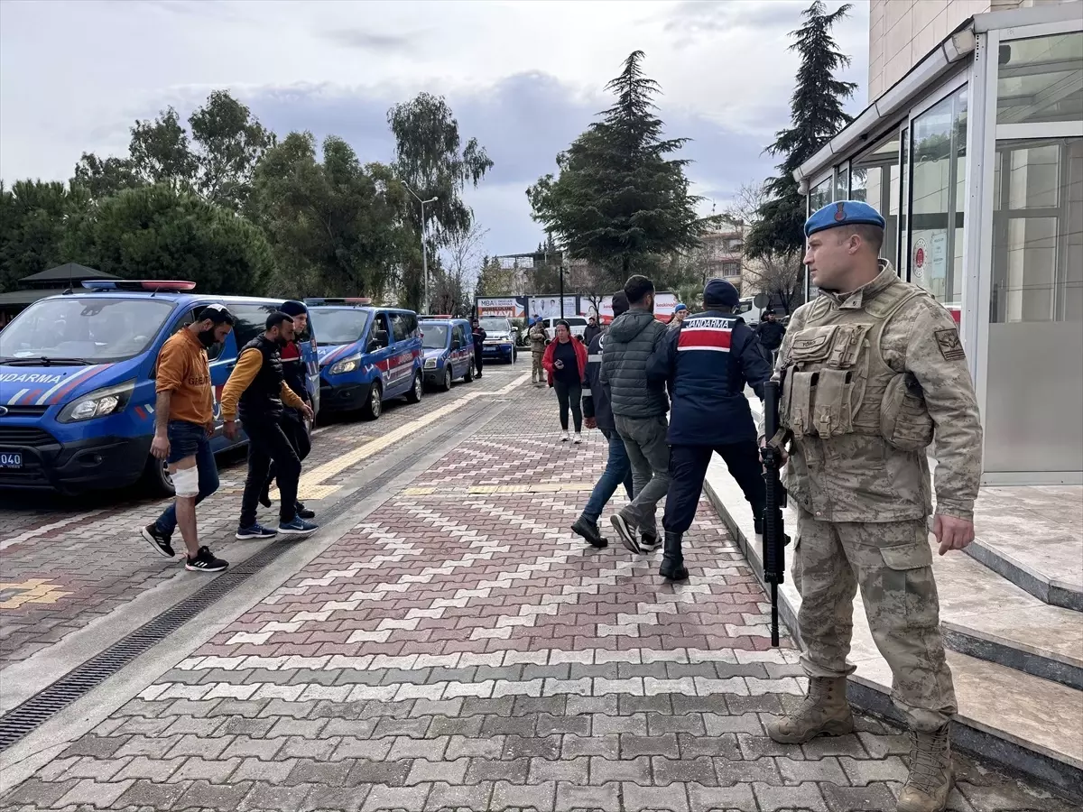 Akhisar’da Bıçaklı Kavga: 3 Yaralı, 12 Gözaltı