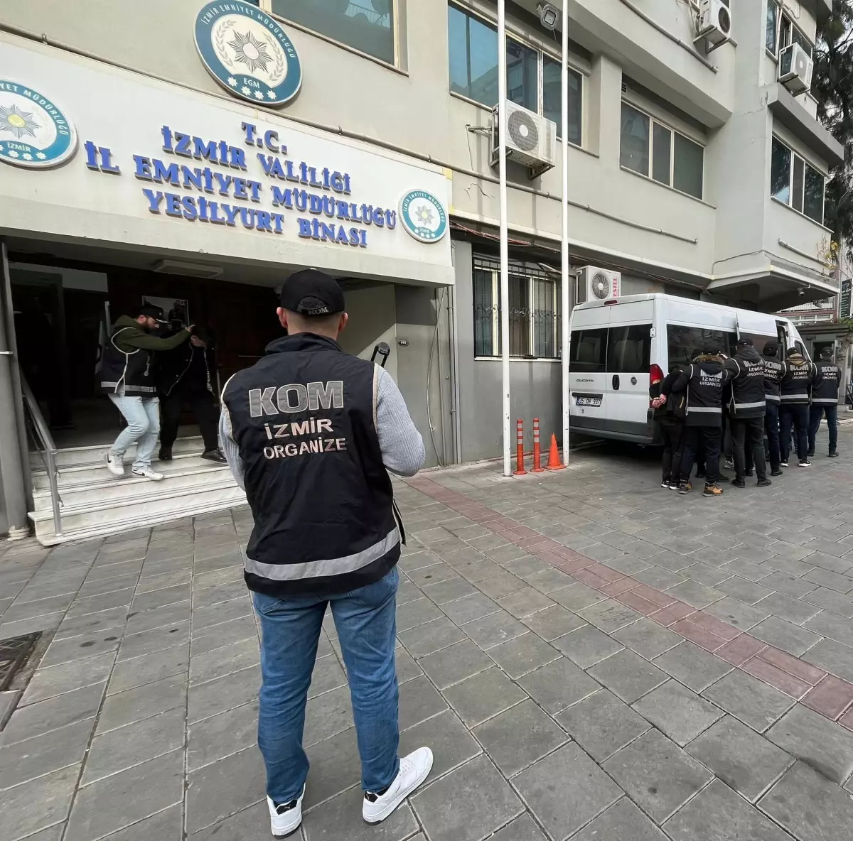 İzmir’de Yasa Dışı Silah Ticareti Operasyonu: 2 Tutuklama