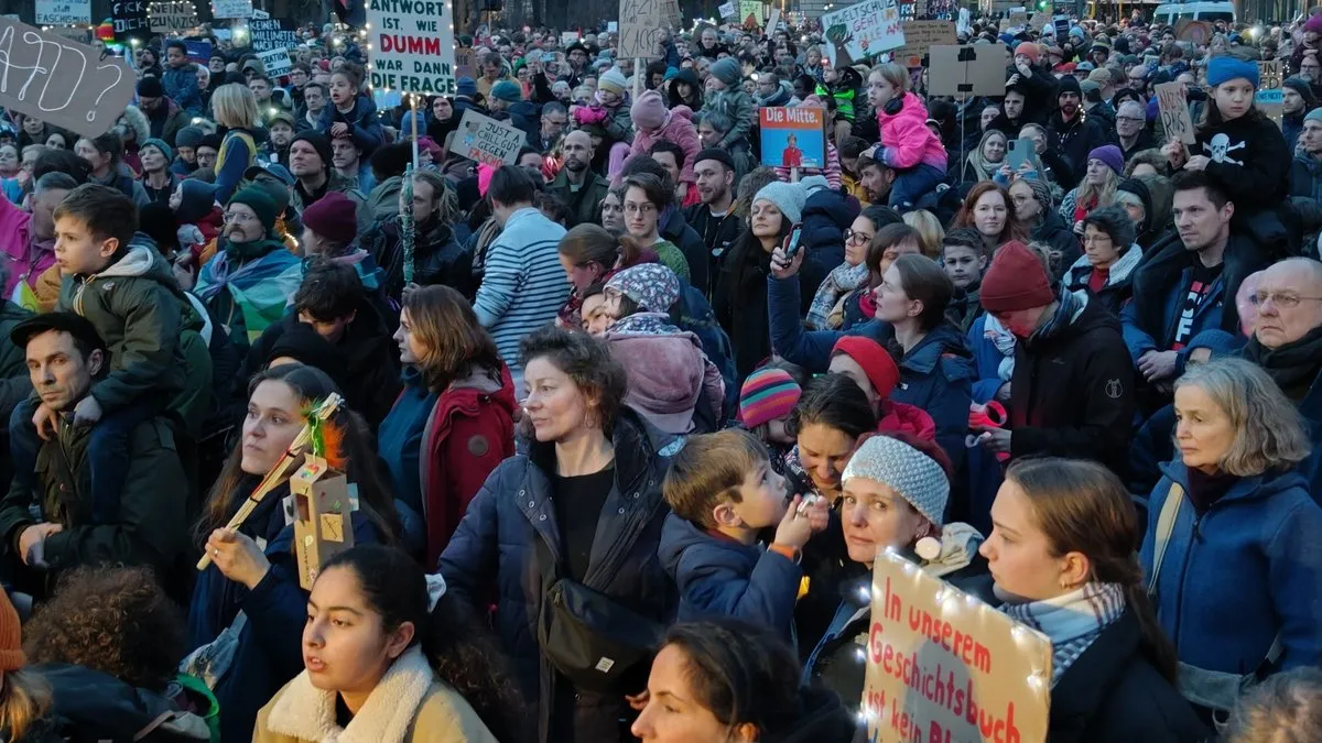 Almanya’da yaklaşık 100 bin kişiden aşırı sağ karşıtı protesto