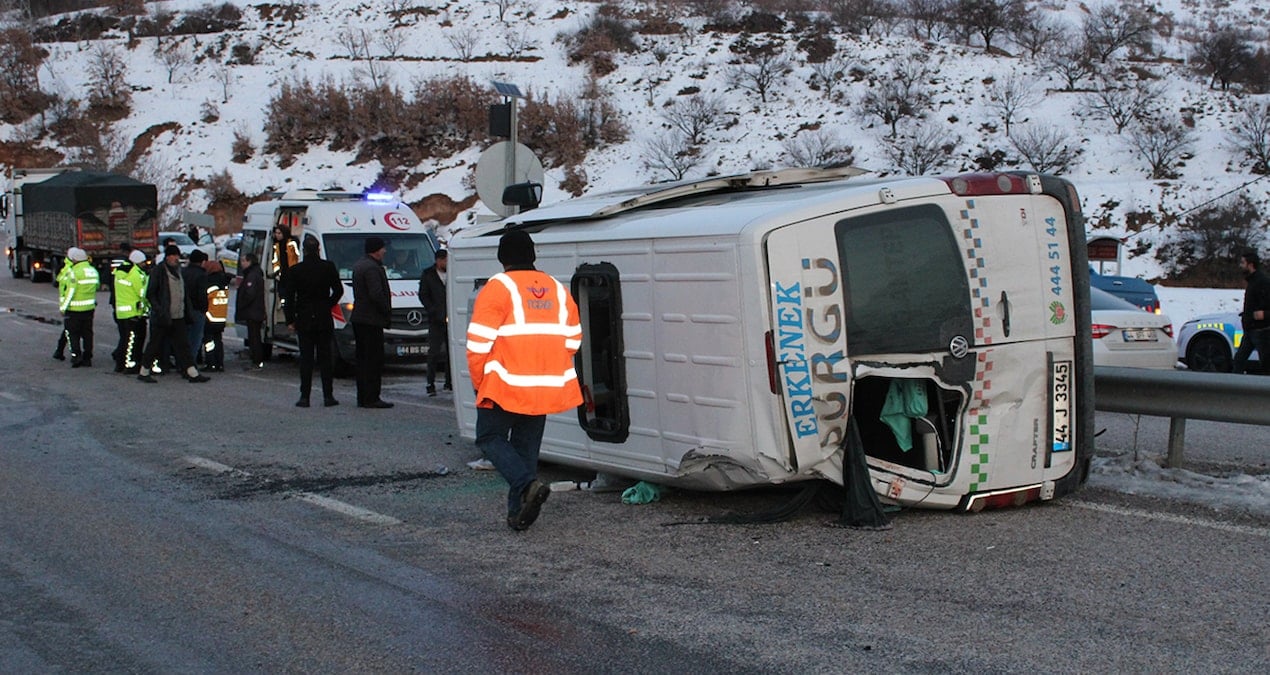 Malatya’da yolcu minibüsü devrildi: Yaralılar var